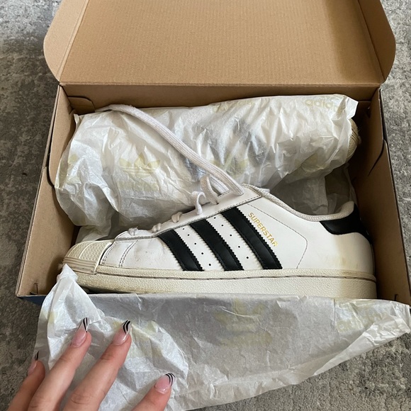 Original Superstar Adidas shoes - Picture 7 of 9